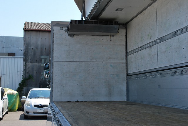 【253】ＵＤトラックスクオン　中低床　冷凍ウイング　ハイルーフ　リヤエアサス