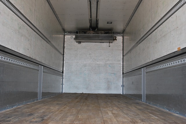 【253】ＵＤトラックスクオン　中低床　冷凍ウイング　ハイルーフ　リヤエアサス