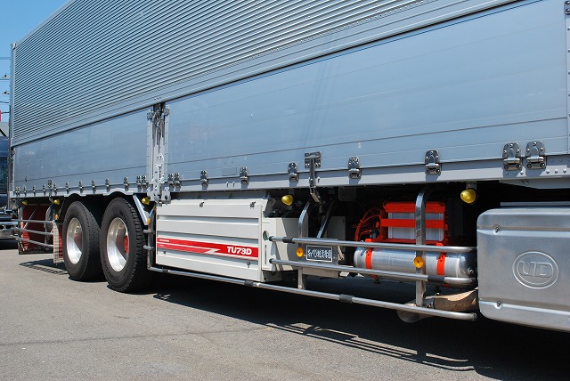 【253】ＵＤトラックスクオン　中低床　冷凍ウイング　ハイルーフ　リヤエアサス