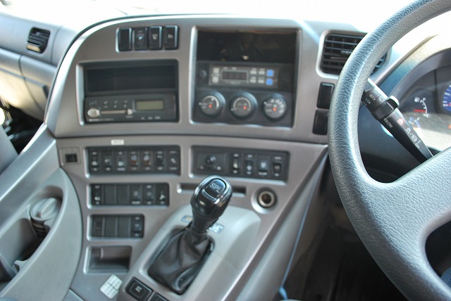 【253】ＵＤトラックスクオン　中低床　冷凍ウイング　ハイルーフ　リヤエアサス