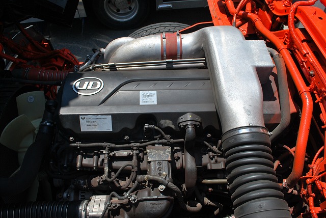 【253】ＵＤトラックスクオン　中低床　冷凍ウイング　ハイルーフ　リヤエアサス