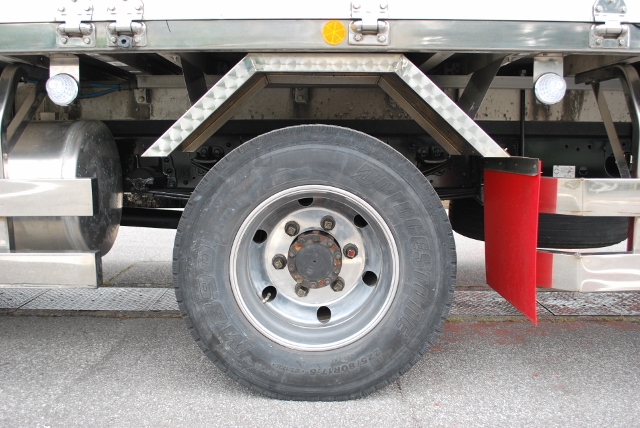 Ｈ１８　いすゞ　フォワード　冷凍ウィング　標準　リアリーフサス　６２００ボデー