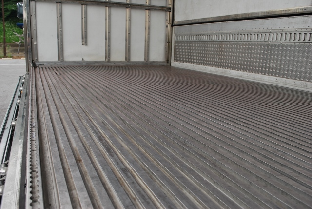 Ｈ１８　いすゞ　フォワード　冷凍ウィング　標準　リアリーフサス　６２００ボデー