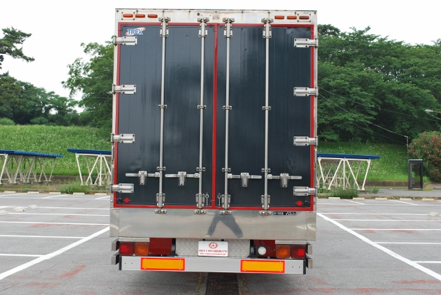 Ｈ１８　いすゞ　フォワード　冷凍ウィング　標準　リアリーフサス　６２００ボデー