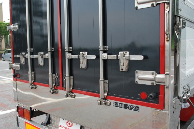 Ｈ１８　いすゞ　フォワード　冷凍ウィング　標準　リアリーフサス　６２００ボデー