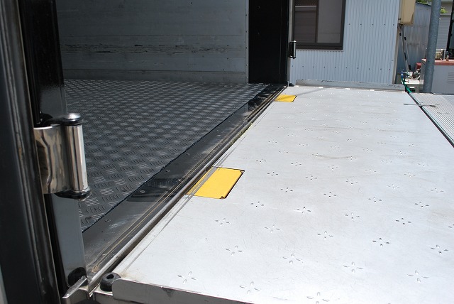 【230】日野　レンジャー　セミワイド　冷凍ウイング　格納ゲート　6700ボデー