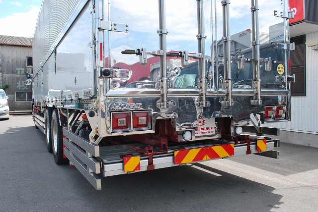 【257】ＵＤトラックスクオン　中低床　アルミウイング　格納ゲート付