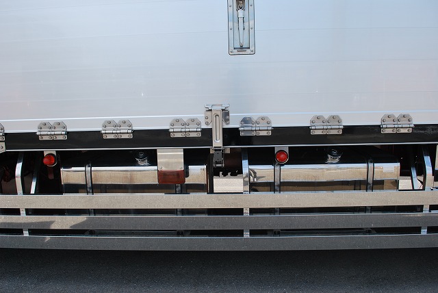 【257】ＵＤトラックスクオン　中低床　アルミウイング　格納ゲート付