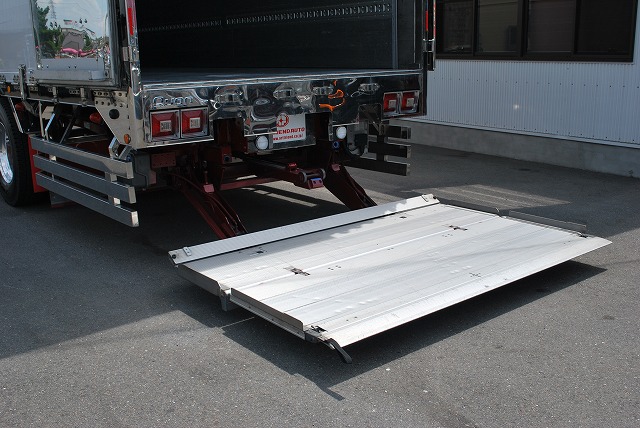 【257】ＵＤトラックスクオン　中低床　アルミウイング　格納ゲート付