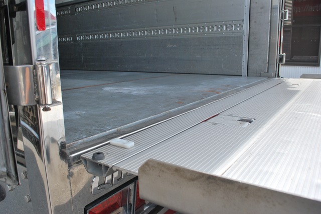 【257】ＵＤトラックスクオン　中低床　アルミウイング　格納ゲート付