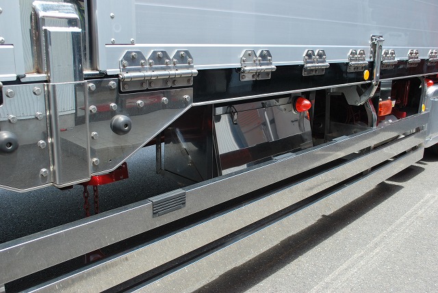 【257】ＵＤトラックスクオン　中低床　アルミウイング　格納ゲート付