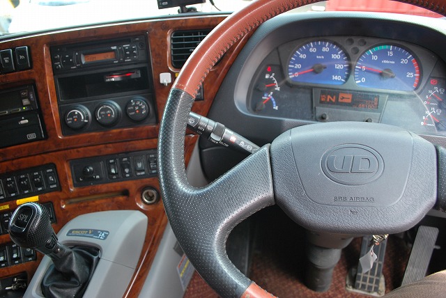 【257】ＵＤトラックスクオン　中低床　アルミウイング　格納ゲート付