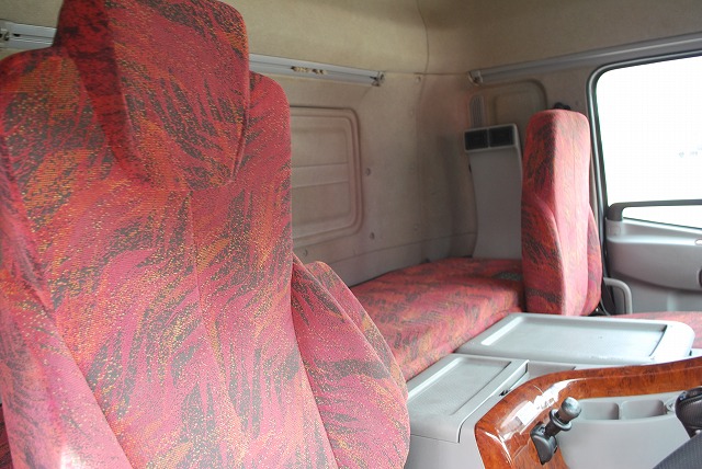 【257】ＵＤトラックスクオン　中低床　アルミウイング　格納ゲート付