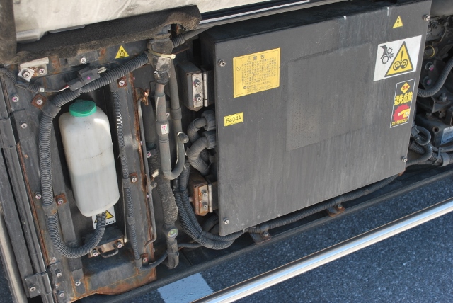 【115】ＵＤトラックス　クオン　３軸中低床　冷凍ウイング　リヤエアサス