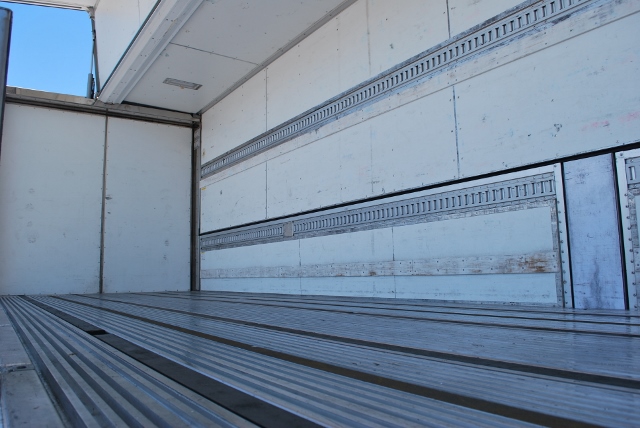 【115】ＵＤトラックス　クオン　３軸中低床　冷凍ウイング　リヤエアサス