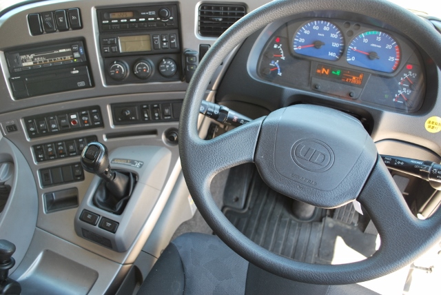 【115】ＵＤトラックス　クオン　３軸中低床　冷凍ウイング　リヤエアサス