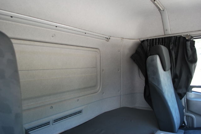 【115】ＵＤトラックス　クオン　３軸中低床　冷凍ウイング　リヤエアサス