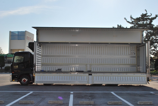 Ｈ２２　ＵＤ　クオン　４軸低床　冷凍ウィング　総輪エアサス　ジョルダー４列　キーストン