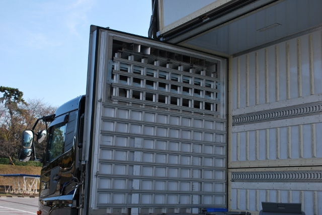 Ｈ２２　ＵＤ　クオン　４軸低床　冷凍ウィング　総輪エアサス　ジョルダー４列　キーストン