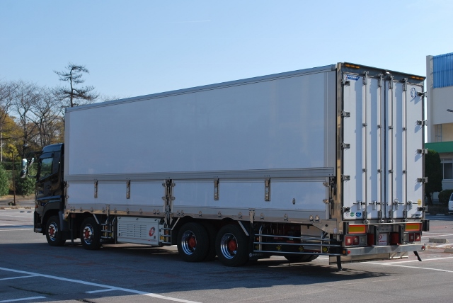 Ｈ２２　ＵＤ　クオン　４軸低床　冷凍ウィング　総輪エアサス　ジョルダー４列　キーストン