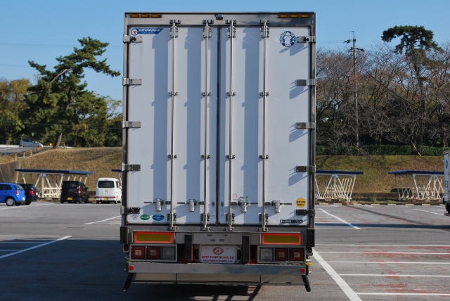 Ｈ２２　ＵＤ　クオン　４軸低床　冷凍ウィング　総輪エアサス　ジョルダー４列　キーストン