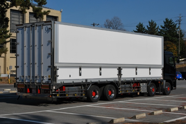 Ｈ２２　ＵＤ　クオン　４軸低床　冷凍ウィング　総輪エアサス　ジョルダー４列　キーストン