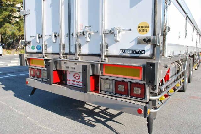 Ｈ２２　ＵＤ　クオン　４軸低床　冷凍ウィング　総輪エアサス　ジョルダー４列　キーストン