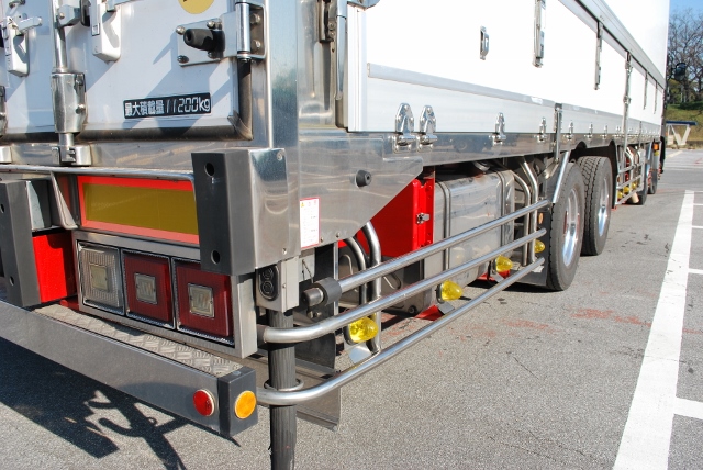 Ｈ２２　ＵＤ　クオン　４軸低床　冷凍ウィング　総輪エアサス　ジョルダー４列　キーストン