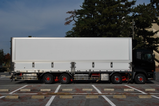 Ｈ２２　ＵＤ　クオン　４軸低床　冷凍ウィング　総輪エアサス　ジョルダー４列　キーストン