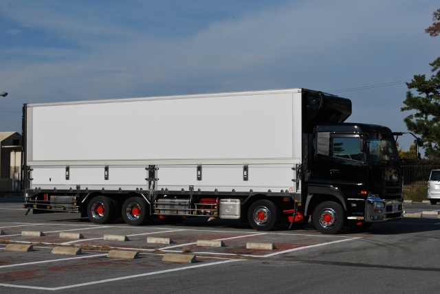 Ｈ２２　ＵＤ　クオン　４軸低床　冷凍ウィング　総輪エアサス　ジョルダー４列　キーストン