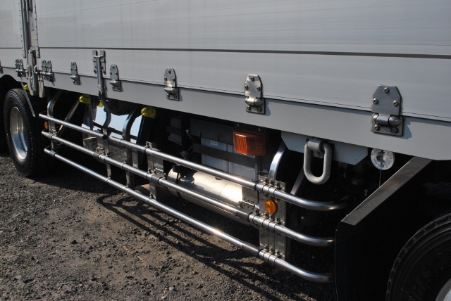 【169】UDトラックス　クオン　低床アルミウイング　ハイルーフ　総輪エアサス　跳上ゲート