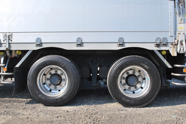 【169】UDトラックス　クオン　低床アルミウイング　ハイルーフ　総輪エアサス　跳上ゲート