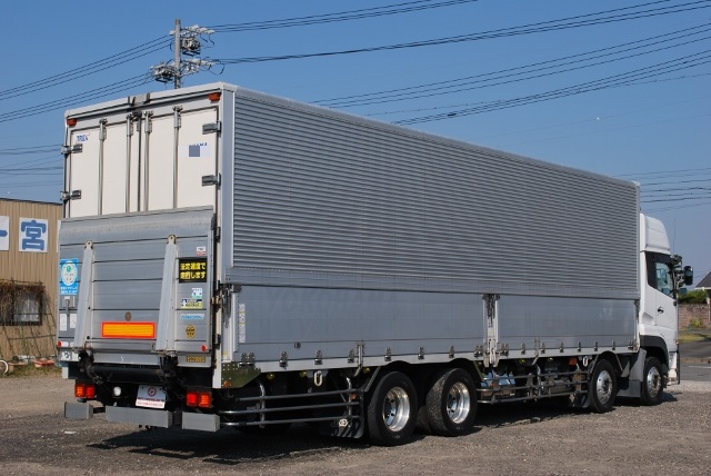 【169】UDトラックス　クオン　低床アルミウイング　ハイルーフ　総輪エアサス　跳上ゲート