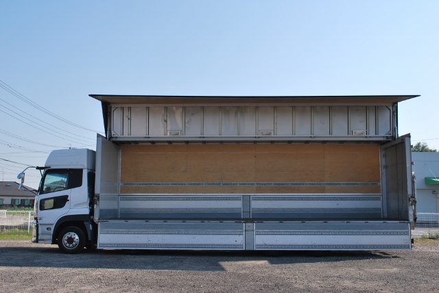 【169】UDトラックス　クオン　低床アルミウイング　ハイルーフ　総輪エアサス　跳上ゲート