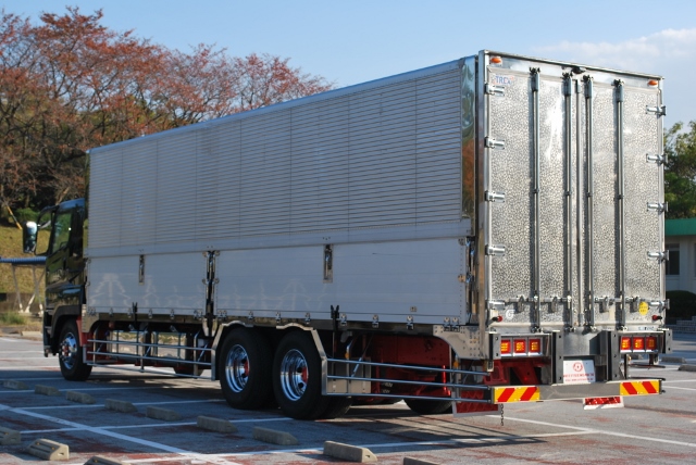 【171】三菱ふそうスーパーグレート　中低床　冷凍ウイング