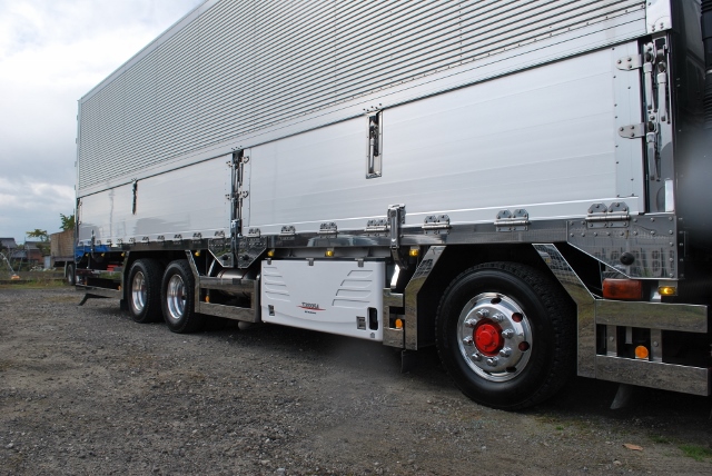 【172】三菱ふそうスーパーグレート　低床　冷凍ウイング　総輪エアサス