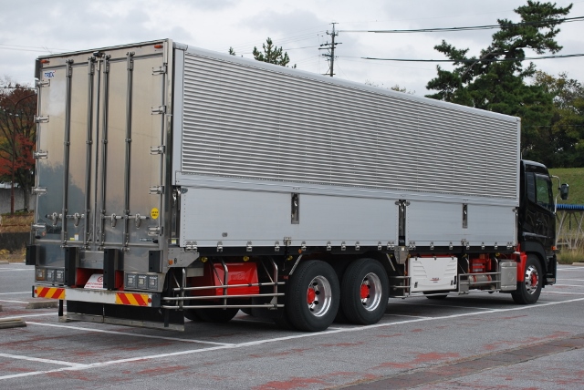 【115】ＵＤトラックス　クオン　３軸中低床　冷凍ウイング　リヤエアサス