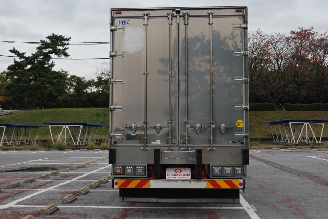 【115】ＵＤトラックス　クオン　３軸中低床　冷凍ウイング　リヤエアサス