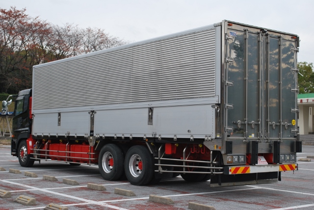 【115】ＵＤトラックス　クオン　３軸中低床　冷凍ウイング　リヤエアサス