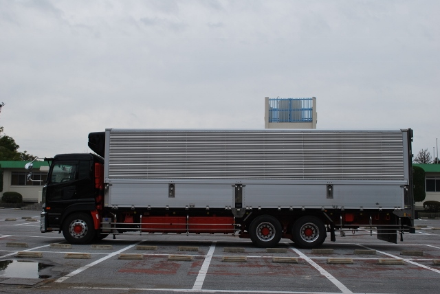 【115】ＵＤトラックス　クオン　３軸中低床　冷凍ウイング　リヤエアサス