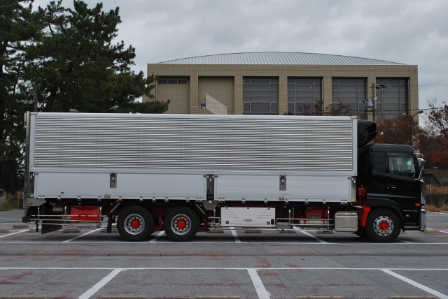 【115】ＵＤトラックス　クオン　３軸中低床　冷凍ウイング　リヤエアサス