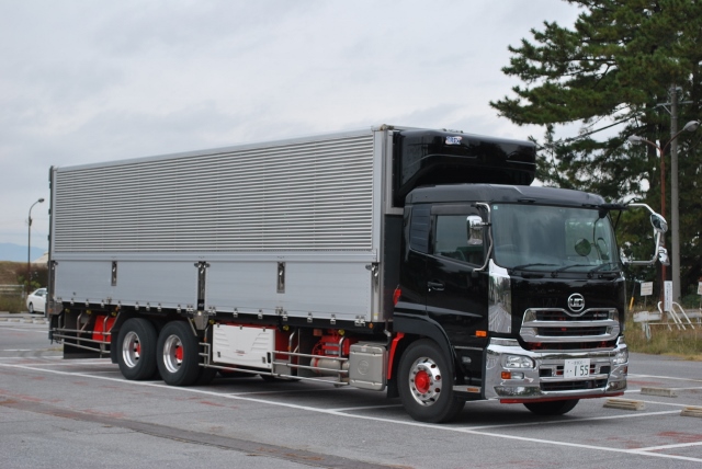 【115】ＵＤトラックス　クオン　３軸中低床　冷凍ウイング　リヤエアサス