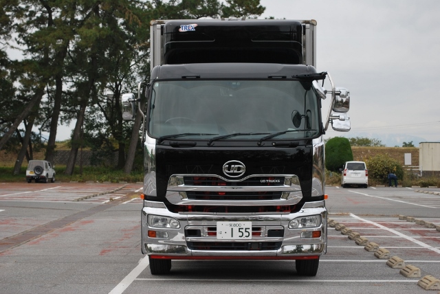 【115】ＵＤトラックス　クオン　３軸中低床　冷凍ウイング　リヤエアサス