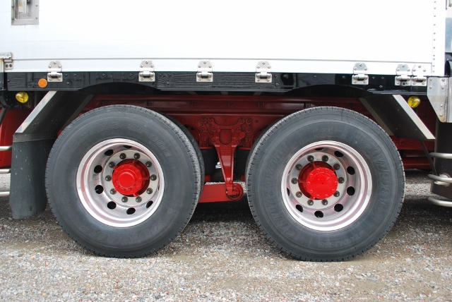 【115】ＵＤトラックス　クオン　３軸中低床　冷凍ウイング　リヤエアサス