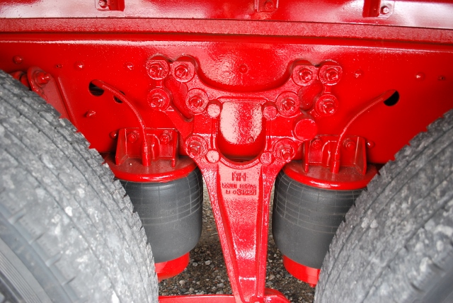 【115】ＵＤトラックス　クオン　３軸中低床　冷凍ウイング　リヤエアサス