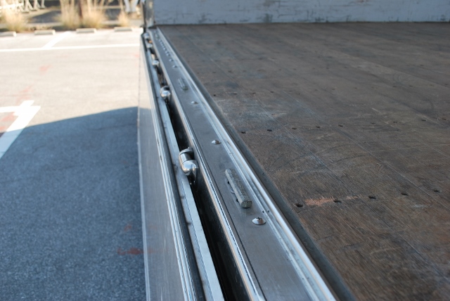 【186】UDトラックス　クオン　低床　アルミウイング　　ハイルーフ　リアエアサス