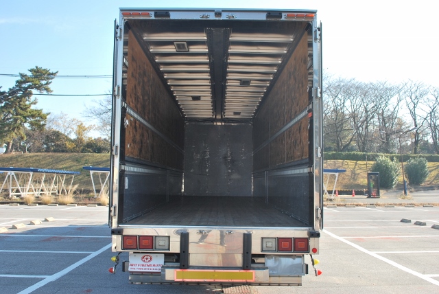 【186】UDトラックス　クオン　低床　アルミウイング　　ハイルーフ　リアエアサス