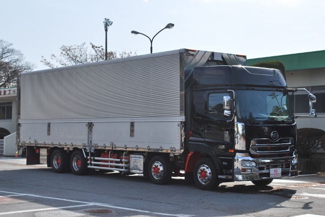 【186】UDトラックス　クオン　低床　アルミウイング　　ハイルーフ　リアエアサス