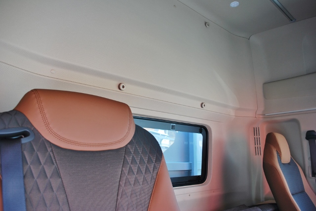 【392】日野プロフィア　未使用車　低床　アルミウイング　ハイルーフ　リアエアサス