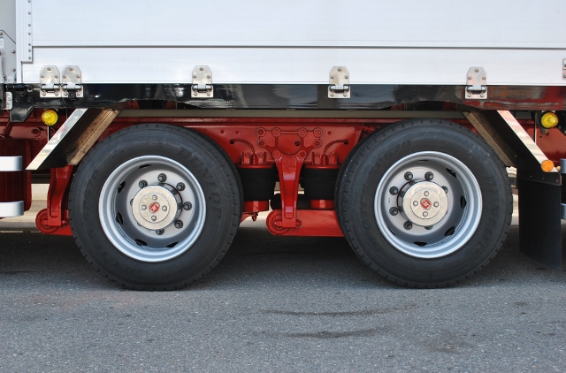 【327】UDトラックス　クオン　低床　アルミウイング　ハイルーフ　総輪エアサス